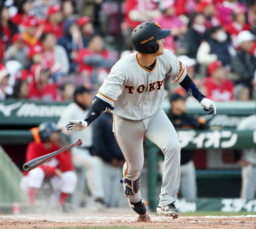 広島対巨人　9回表巨人1死一、二塁、吉川尚輝は左越えに勝ち越し2点適時二塁打を放つ（撮影・栗木一考）
