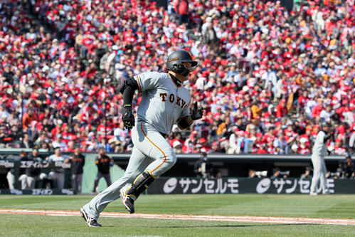 広島対巨人　5回表巨人2死二塁、丸佳浩は勝ち越し適時二塁打を放つ（撮影・栗木一考）