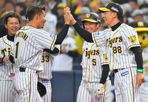 サヨナラ勝利を決めた矢野監督（右）は、勝利に貢献した鳥谷と満面の笑みでハイタッチ（撮影・上田博志）