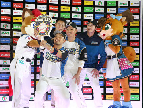 日本ハム対オリックス　インタビュー後自撮りをする左から日本ハム近藤、王柏融、有原（撮影・佐藤翔太）　　