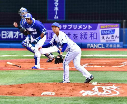 DeNA対中日　2回表中日無死、DeNA先発の京山はビシエド（左）を二ゴロに仕留める（撮影・小沢裕）