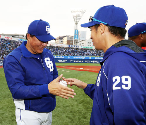 与田監督（左）にウイニングボールを渡す中日山井