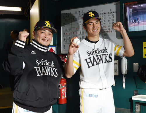 ソフトバンク対西武　プロ初勝利を飾った高橋礼は工藤監督（左）から祝福される（撮影・今浪浩三）