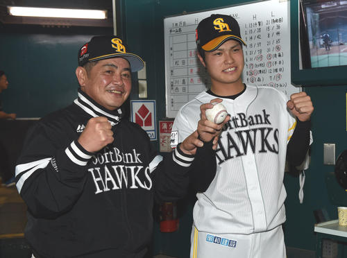ソフトバンク対西武　プロ初勝利をあげた甲斐野は工藤監督から祝福される（撮影・今浪浩三）