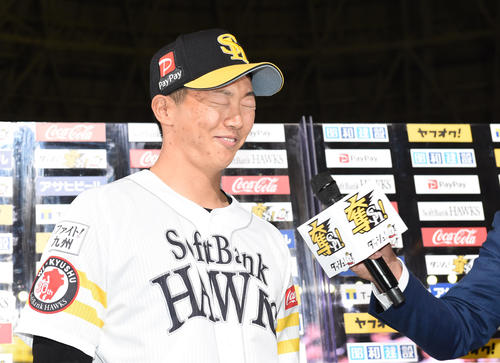 ソフトバンク対西武　お立ち台に上がりまぶしそうな表情を見せる川原（撮影・今浪浩三）