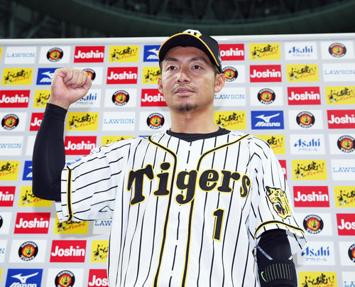 阪神対ヤクルト　ヤクルトにサヨナラ勝ちし、お立ち台でガッツポーズする阪神鳥谷（撮影・前田充）