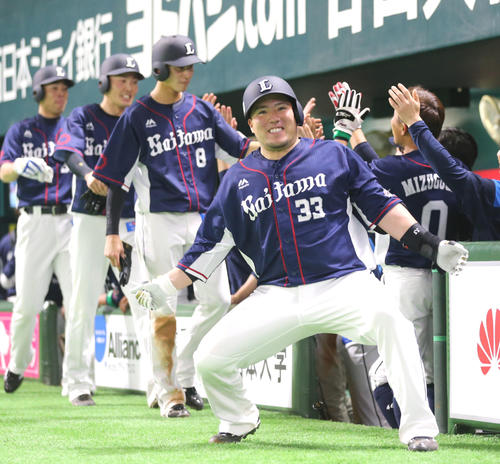 ソフトバンク対西武　8回表西武無死満塁、山川は左越えに同点となる満塁本塁打を放ち「どすこい！！」（撮影・梅根麻紀）