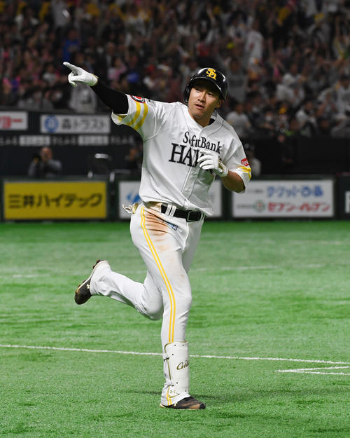 ソフトバンク対西武　4回裏ソフトバンク2死満塁、柳田は右越えに逆転の満塁本塁打を放ちベンチに向いて指さす（撮影・今浪浩三）