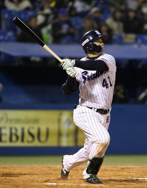 ヤクルト対DeNA　8回裏ヤクルト1死二、三塁、雄平は右中間へ同点3点本塁打を放つ（撮影・林敏行）