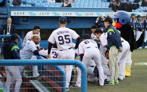 ヤクルト対DeNA　試合前に円陣を組むヤクルトの選手たち（撮影・林敏行）