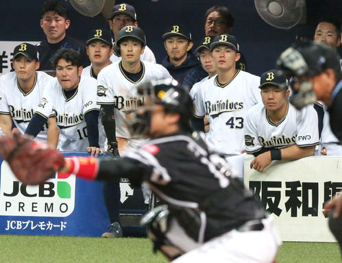 12回裏オリックス2死一塁、代打・伏見の打席をじっと見守る山本（右から2人目）（撮影・上山淳一）