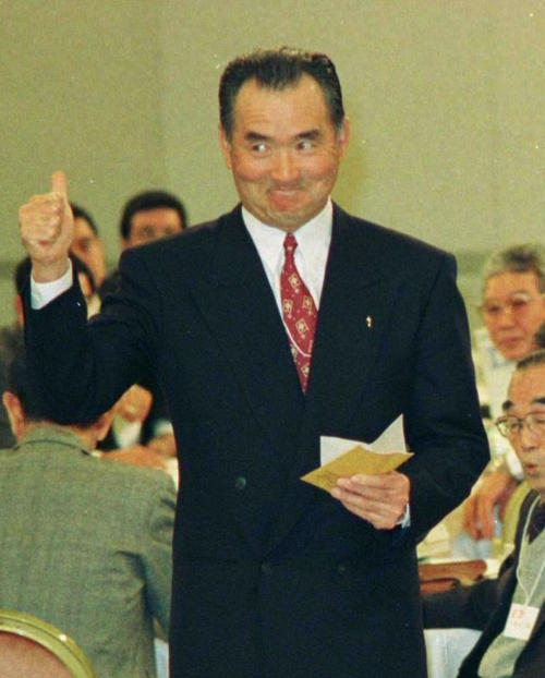 92年11月12日　ドラフト会議で松井秀喜の交渉権獲得にサムアップポーズを見せる長嶋茂雄監督