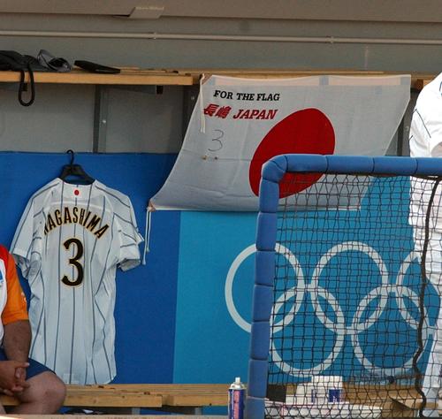 04年8月、アテネ五輪野球 日本対オランダ 長嶋監督のユニホームが飾られた日本ベンチ