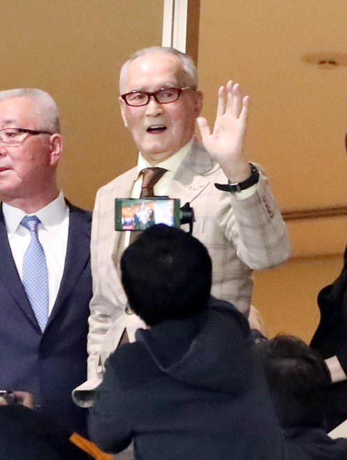 巨人対阪神　試合前、貴賓席からグラウンドに手を振る長嶋終身名誉監督（撮影・加藤哉）