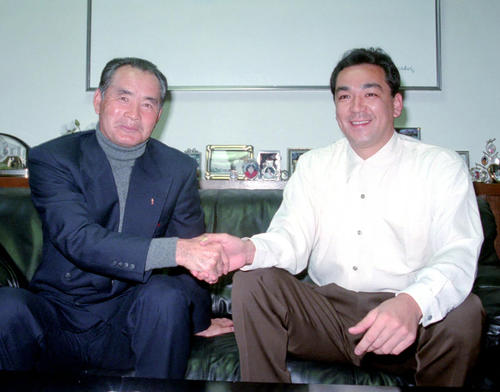 93年11月21日、FA宣言した槙原寛己（右）の自宅を訪れた長嶋茂雄監督