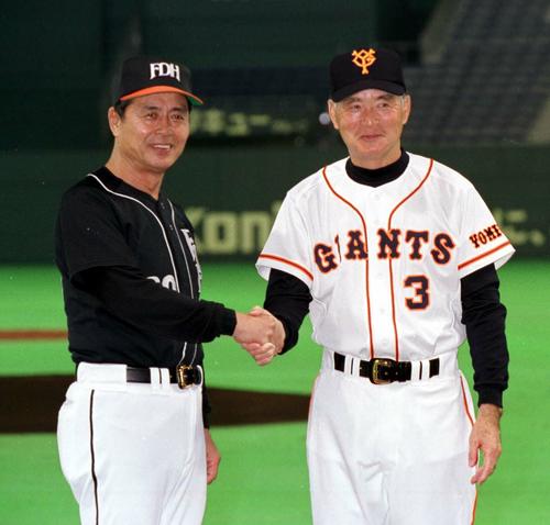 00年、日本シリーズを前に東京ドームで握手を交わすダイエー王貞治監督（左）と巨人長嶋茂雄監督