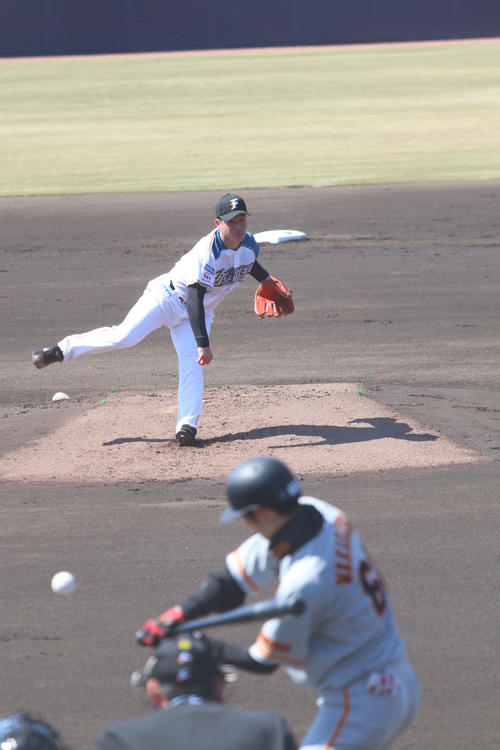 先発した日本ハム吉田輝は巨人若林から空振り三振を奪う（撮影・田中彩友美）