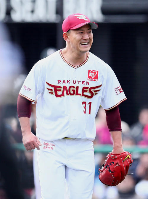 楽天対日本ハム　3回表日本ハムの攻撃を3者凡退で終え笑顔を見せる楽天福井（撮影・足立雅史）