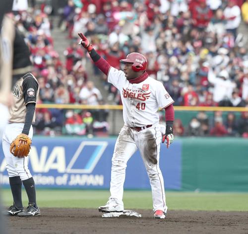 楽天対日本ハム　6回裏楽天2死一、三塁、中前適時打を放ちポーズをとるウィーラー（撮影・黒川智章）