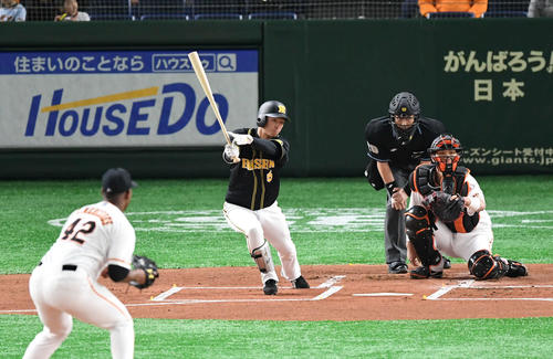 巨人対阪神　1回表阪神1死、近本は左前打を放つ。投手メルセデス（撮影・山崎安昭）
