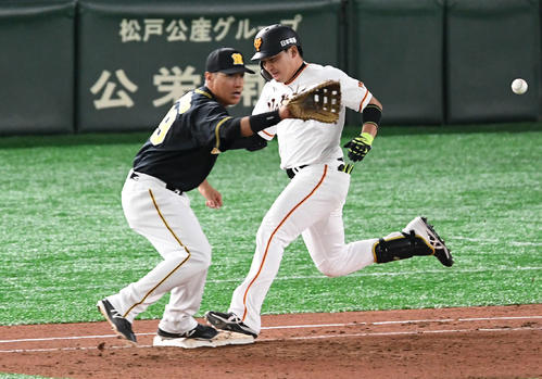 巨人対阪神　6回裏巨人無死、丸（右）は快足を飛ばして二塁内野安打とする。一塁手ナバーロ（撮影・山崎安昭）