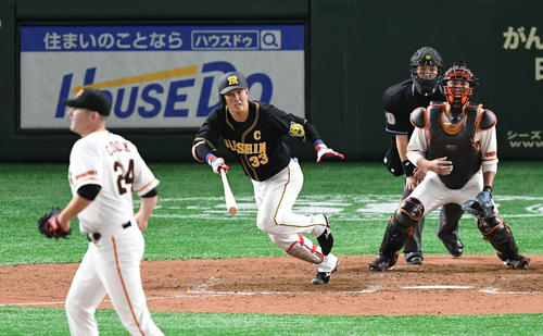 巨人対阪神　9回表阪神無死一、二塁、糸原は遊ゴロで併殺を招く。投手クック（撮影・山崎安昭）