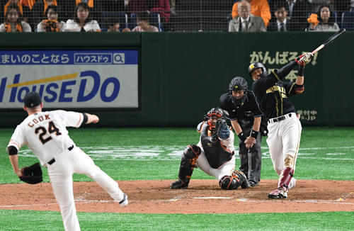 巨人対阪神　9回表阪神2死三塁、中谷は空振り三振に倒れる。投手クック（撮影・山崎安昭）
