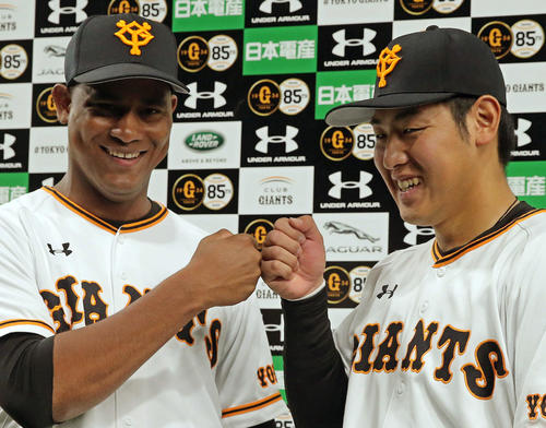巨人対阪神　岡本（右）はメルセデスと笑顔でグータッチ（撮影・松本俊）