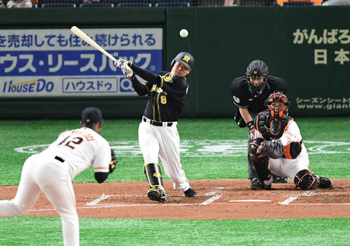 巨人対阪神　2回表阪神1死、福留は中前打を放つ。投手メルセデス（撮影・山崎安昭）