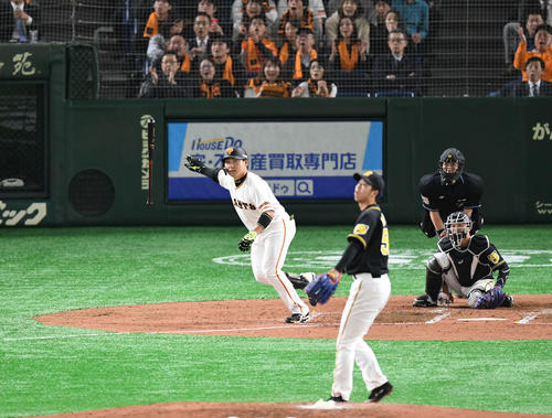 巨人対阪神　3回裏巨人1死一、三塁、丸は右越え3点本塁打を放つ。投手青柳（撮影・山崎安昭）