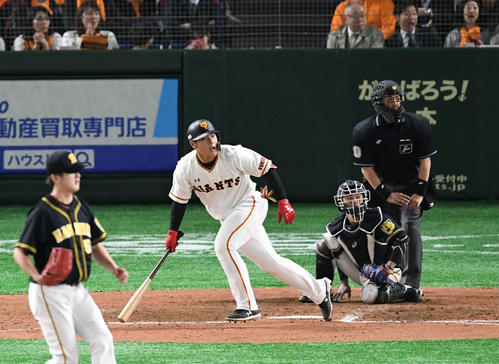 巨人対阪神　7回裏巨人2死満塁、岡本は左翼へ2点適時二塁打を放つ。投手飯田（撮影・山崎安昭）