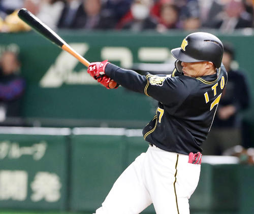 巨人対阪神　8回表阪神2死一、二塁、糸井は右前適時打を放つ（撮影・加藤哉）