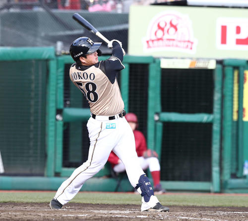 楽天対日本ハム　8回表日本ハム2死一、二塁、中越え2点適時二塁打を放つ横尾（撮影・黒川智章）