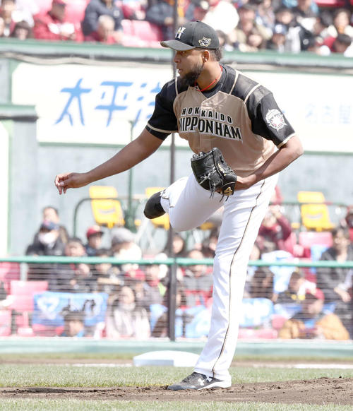 楽天対日本ハム　力投する日本ハム先発のロドリゲス（撮影・黒川智章）
