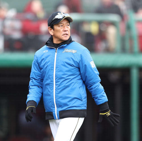 楽天対日本ハム　渋い表情で選手交代を告げる栗山監督（撮影・黒川智章）