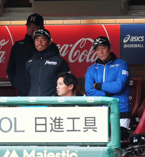 楽天対日本ハム　ベンチで浮かない表情を見せる日本ハム栗山監督（右端）（撮影・足立雅史）