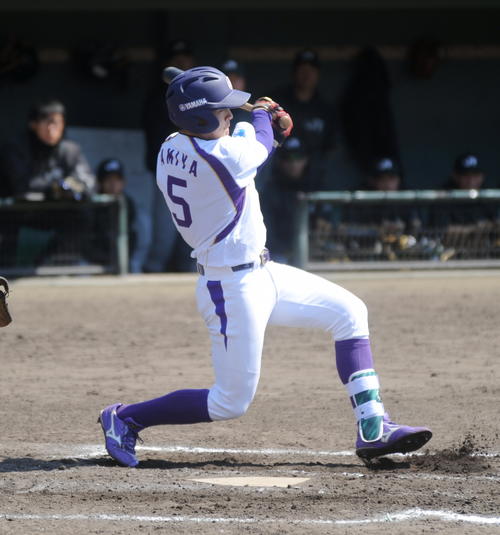 1回裏、ヤマハ・網谷は適時二塁打を放つ