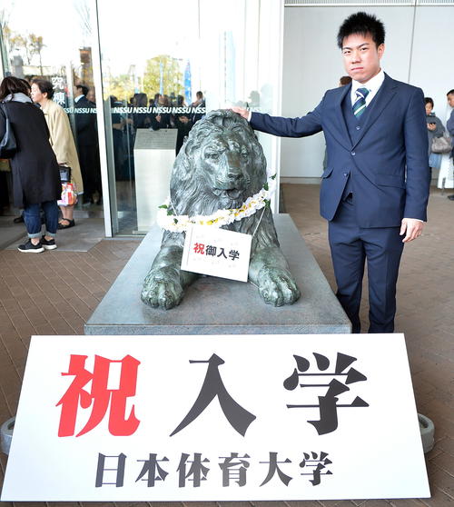 日体大の入学式でライオン像と記念写真に写真に納まる金足農前主将・佐々木（撮影・鎌田直秀）