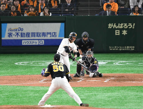巨人対阪神　3回裏巨人1死一、三塁、丸は右越え3点本塁打を放つ。投手青柳（撮影・山崎安昭）