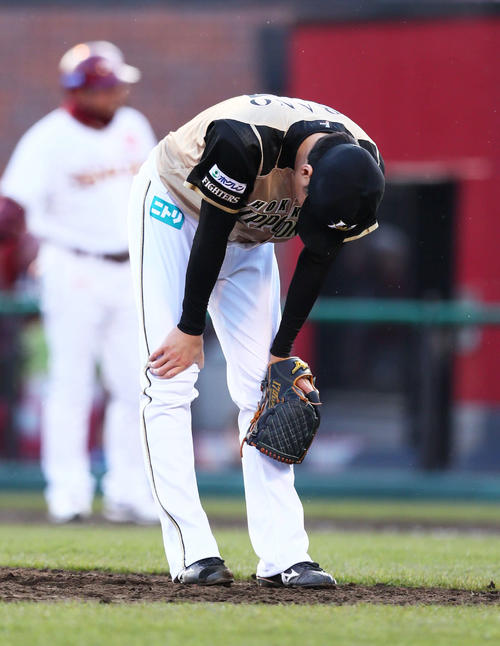 楽天対日本ハム　8回裏楽天2死一塁、ウィーラーに左越え2点本塁打を浴びる浦野（撮影・足立雅史）
