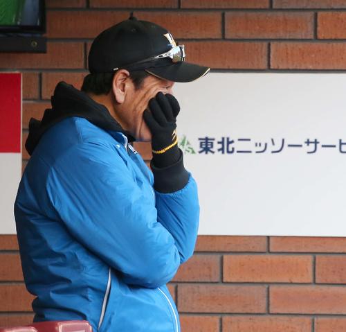 楽天対日本ハム　ベンチで渋い表情の栗山監督（撮影・黒川智章）