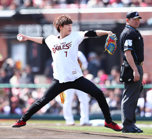 楽天対日本ハム　始球式を務めたぜんりょくボーイズの遠藤大斗（撮影・足立雅史）
