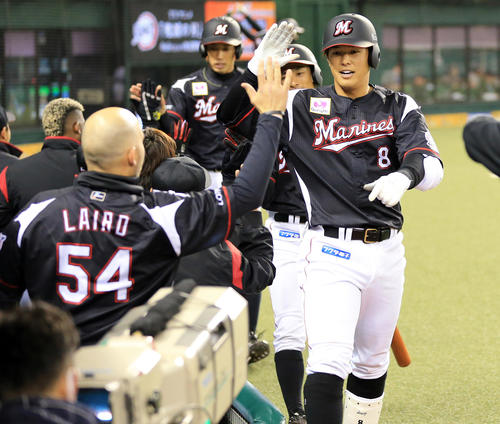 西武対ロッテ　3回表ロッテ2死一、二塁、中村（右）は3点本塁打を放ち、レアードらナインとハイタッチ（撮影・浅見桂子）