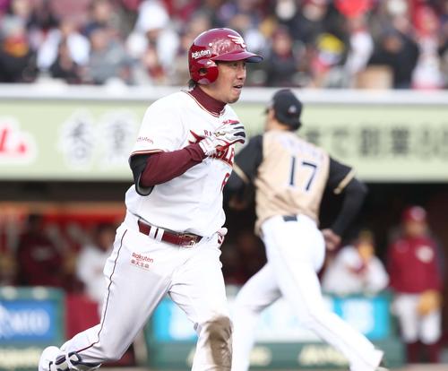 楽天対日本ハム　8回裏楽天2死一塁、右前打を放つ藤田（撮影・黒川智章）