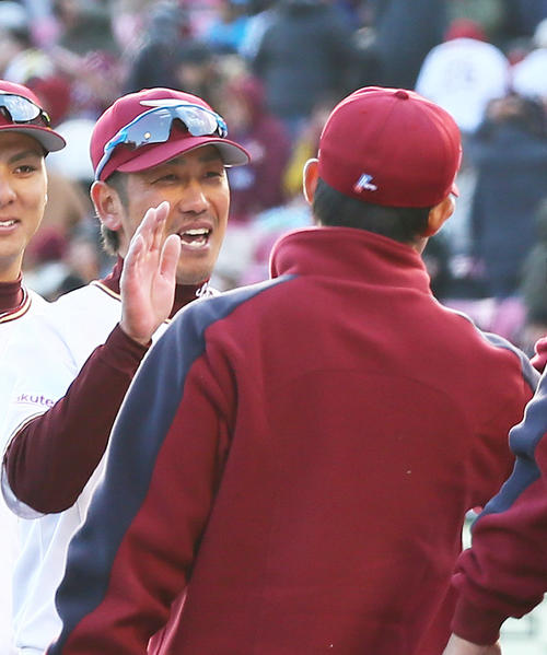 楽天対日本ハム　4連勝を飾り楽天平石監督（右）と笑顔でタッチを交わす藤田（撮影・足立雅史）