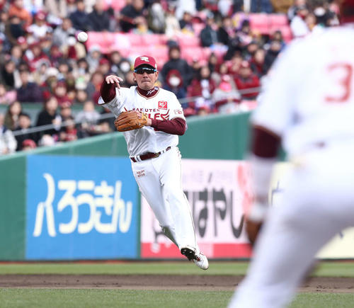 4回表日本ハム2死一、二塁、石川亮の遊ゴロを一塁にジャンピングスローする藤田