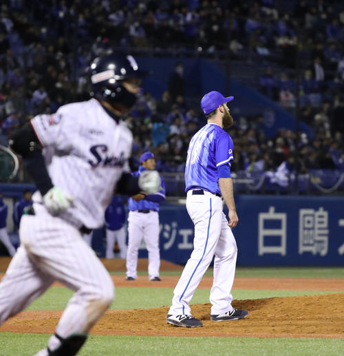 ヤクルト対DeNA　8回裏ヤクルト1死二、三塁、雄平に同点3点本塁打を許したパットン（撮影・林敏行）