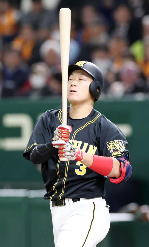 巨人対阪神　8回表阪神2死一、三塁、好機に三振した大山（撮影・加藤哉）
