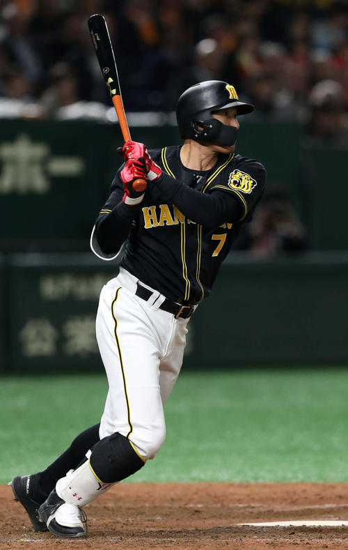 巨人対阪神　8回表阪神2死一、二塁、糸井は右適時打を放つ（撮影・松本俊）