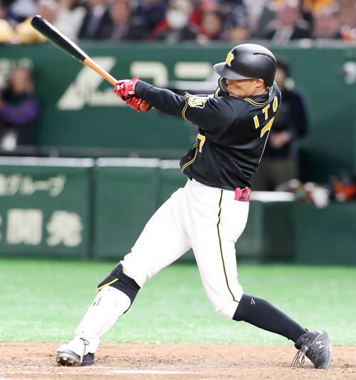 巨人対阪神　8回表阪神2死一、二塁、糸井は右前適時打を放つ（撮影・加藤哉）